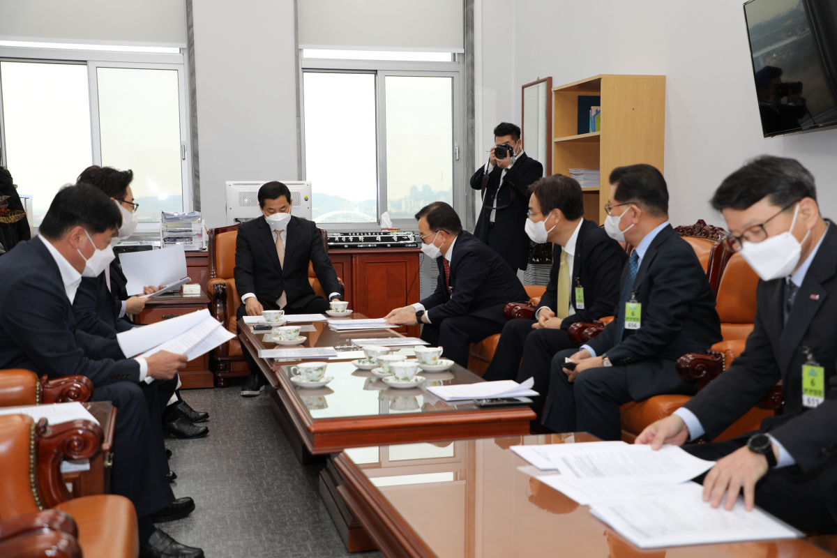 ▲한국경영자총협회, 대한상공회의소, 한국무역협회, 중소기업중앙회, 한국중견기업연합회, 소상공인연합회가 14일 국회 환노위를 방문해 경제계 입장문을 전달했다.  (사진제공=경총)