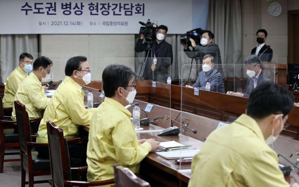 ▲ 김부겸 국무총리가 14일 서울 중구 국립중앙의료원에서 열린 수도권 병상 현장간담회에 참석해 발언을 하고 있다. (공동취재사진) (뉴시스)