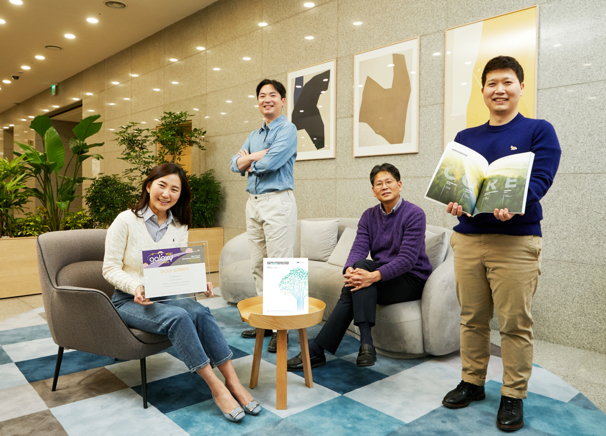 ▲LS전선 ESG경영팀 직원들이 CSR 보고서와 ‘갤럭시 어워즈’ 금상을 들고 기념촬영을 하고 있다 (사진제공=LS전선)