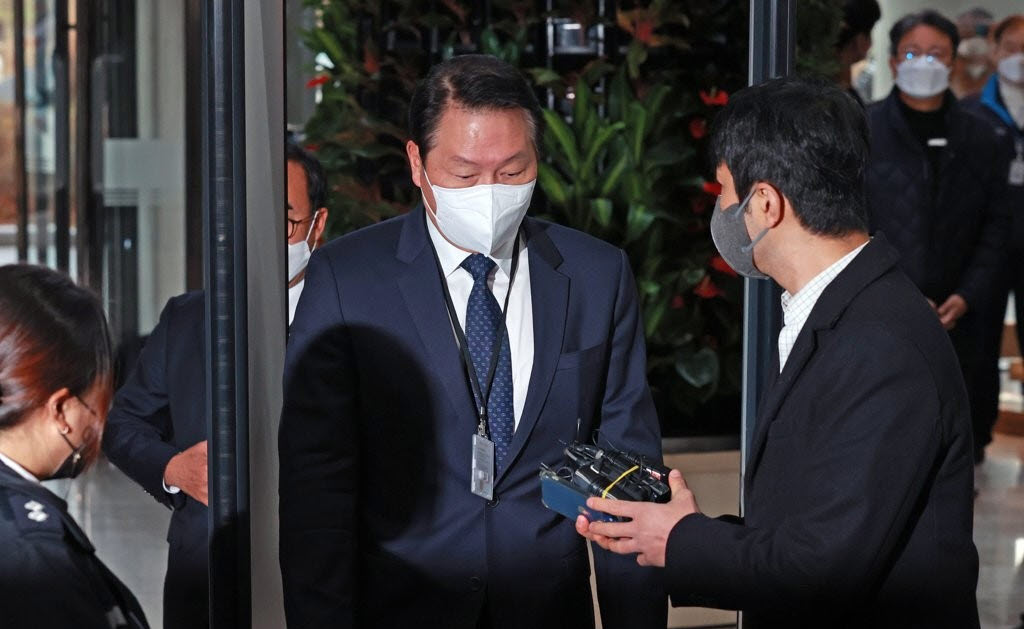 ▲최태원 SK그룹 회장이 15일 오전 정부세종청사 공정거래위원회 심판정에서 열린 'SK실트론 사익편취 의혹' 사건 전원회의에 출석하고 있다. (사진제공=연합뉴스)