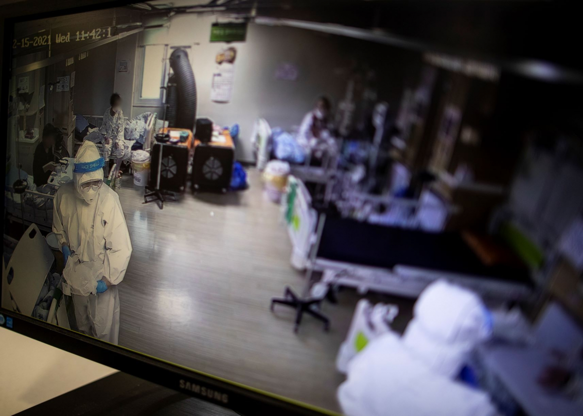 ▲코로나19 신규 확진자가 7850명, 위중증 환자가 964명으로 역대 최다를 경신한 15일 오전 코로나19 거점 전담병원으로 지정된 서울 광진구 혜민병원 음압병동에서 의료진이 환자들을 살펴보고 있다. (뉴시스)