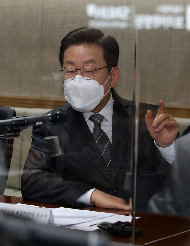 ▲<YONHAP PHOTO-2769> 코로나19 대응 현황 질문하는 이재명 대선후보    (서울=연합뉴스) 더불어민주당 이재명 대선 후보가 15일 오후 서울 동작구 서울특별시보라매병원을 현장방문해 보라매병원 임원진으로부터 코로나19 대응 현황 보고를 받은 뒤 질문하고 있다. 2021.12.15 [국회사진기자단]    toadboy@yna.co.kr/2021-12-15 15:31:42/<저작권자 ⓒ 1980-2021 ㈜연합뉴스. 무단 전재 재배포 금지.>