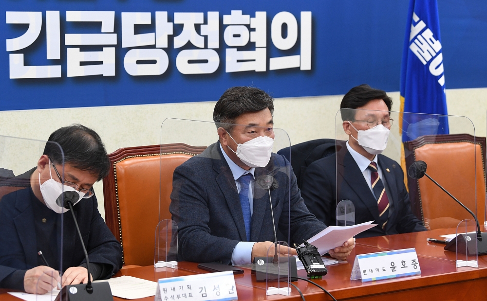 ▲윤호중 더불어민주당 원내대표가 15일 서울 여의도 국회 더불어민주당 원내대표실에서 열린 코로나19 긴급당정협의에서 모두발언을 하고 있다. 신태현 기자 holjjak@ (이투데이DB)