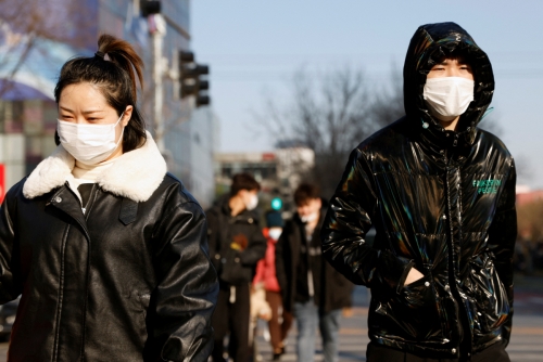 ▲중국 베이징 거리를 시민들이 마스크를 쓴 채 걸어가고 있다. 베이징/로이터연합뉴스
