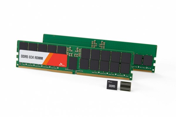 ▲SK하이닉스가 업계 최초로 샘플 출하한 24Gb DDR5 D램과 96GB, 48GB D램 모듈