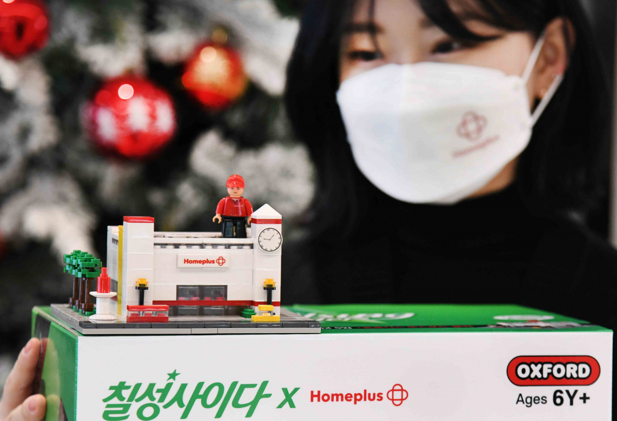 ▲16일 서울 강서구 홈플러스 본사에서 모델이 ‘칠성사이다 옥스포드 블록 세트’를 선보이고 있다. (사진제공=홈플러스)