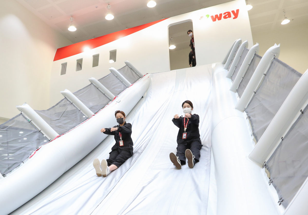 ▲15일 김포공항 화물청사 티웨이항공 훈련센터에서 객실승무원들이 A330 안전훈련을 진행하고 있다. (사진제공=티웨이항공)