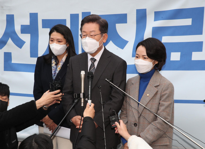 ▲더불어민주당 이재명 대선 후보가 15일 오후 서울 동작구 서울특별시보라매병원을 방문, 코로나19 선별진료소를 돌아본 뒤 기자들의 질문에 답변하고 있다. (연합뉴스)