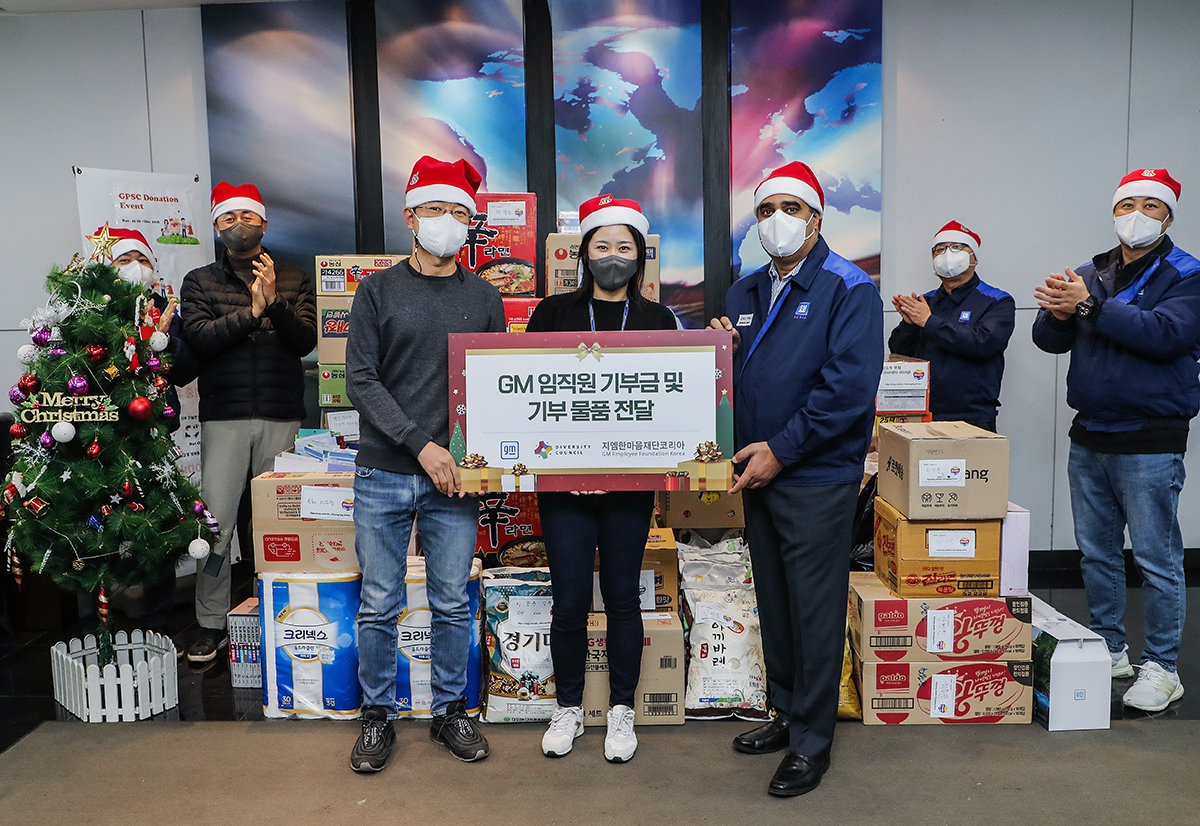 ▲한국지엠 구매부분 임직원들이 15일 GM 한국사업장 부평 본사에서 열린 지엠한마음재단코리아 ‘사랑의 기부금 전달식’에 참석해 인천 지역 사회 복지 기관에 전달하기 위해 임직원들이 자발적으로 모금한 기부금과 기부 물품 앞에서 포즈를 취하고 있다. 앞줄 맨 오른쪽이 뭄샤드 아매드 한국지엠 구매 부사장.  (사진제공=한국지엠)