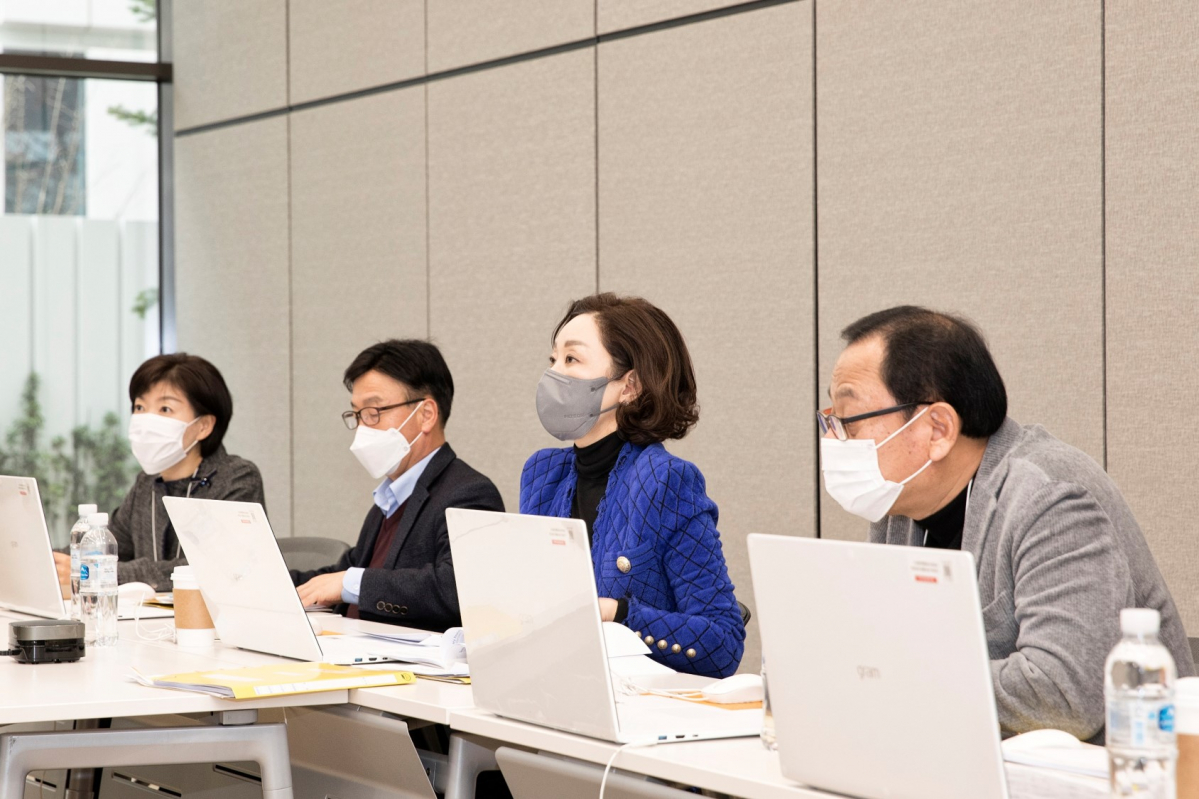 ▲아워홈 2021 신입공채 최종면접장에서 구지은 부회장(오른쪽 두번째) 등 임원들이 면접을 진행하고 있다. (아워홈)