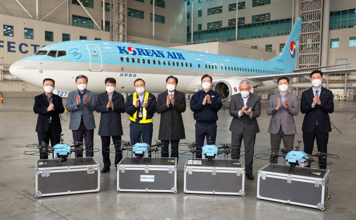 ▲16일 서울 강서구 본사 격납고에서 이수근 대한항공 Operation 부문 부사장 (우측에서 네 번째), 김용석  국토교통부 항공정책실장 (우측에서 다섯 번째) 등 관계자들이 기념 사진을 촬영하고 있다.  (사진제공=대한항공)
