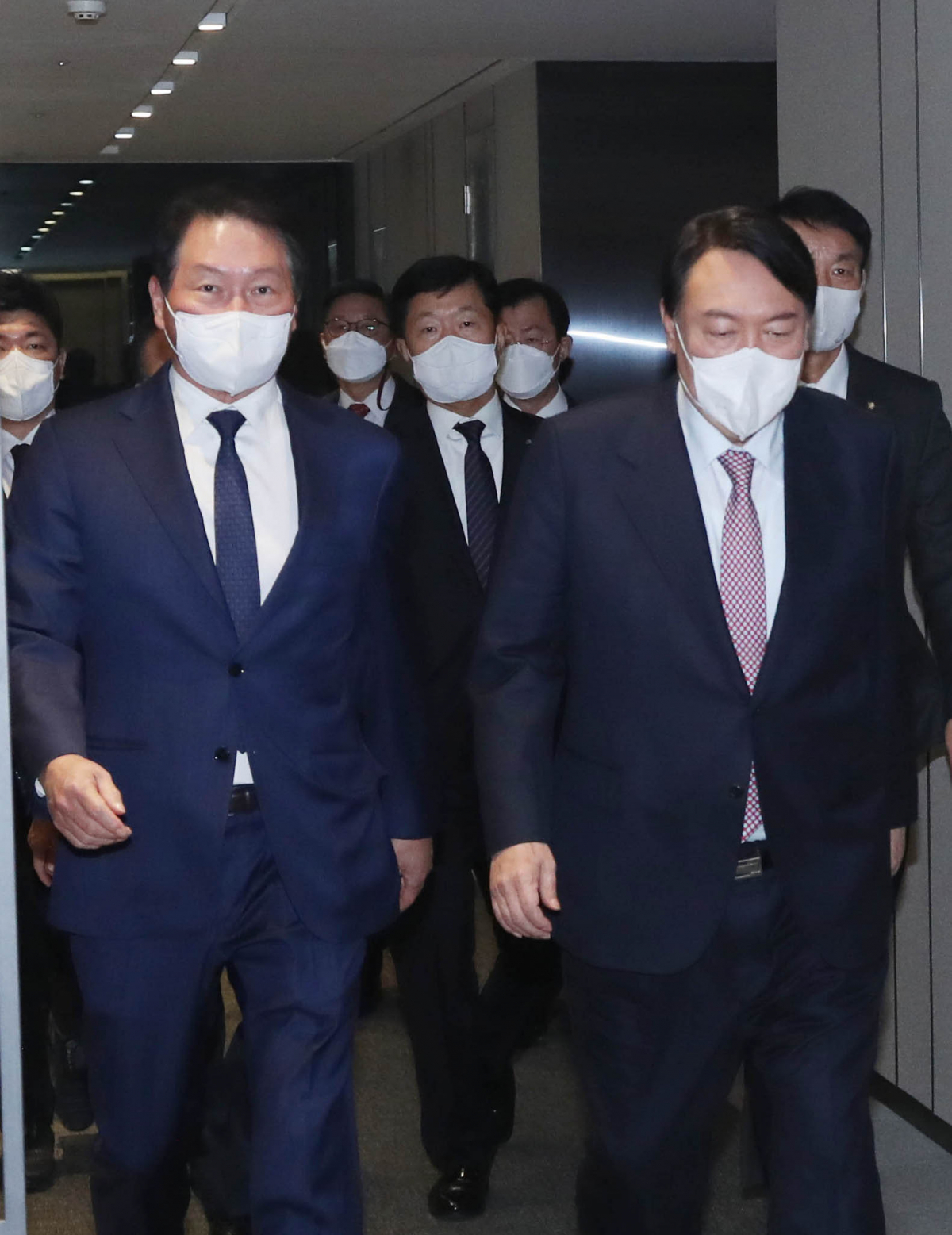 ▲최태원(왼쪽) 대한상의 회장과 윤석열 국민의힘 대선후보가 간담회 장소로 이동하고 있다. (사진제공=대한상공회의소)