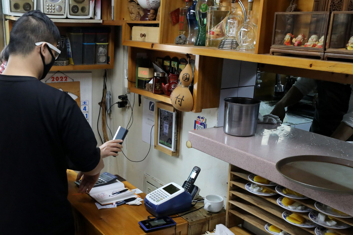 ▲ 방역패스 의무화 시행 이튿날인 14일 오전 서울 시내 한 식당에서 고객들이 QR코드 인증하고 있다. (뉴시스)