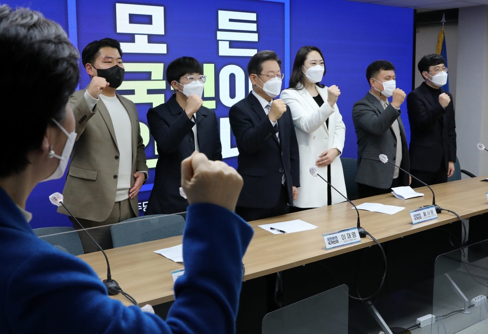 ▲이재명 더불어민주당 대선후보와 영입 인재들이 16일 오전 서울 여의도 중앙당사에서 열린 2차 국가인재 영입발표를 마친 뒤 파이팅을 외치고 있다. 사진 오른쪽부터 박성호 부산해동병원 응급실 간호사, 정예람 인천만수고 3학년, 이 후보, 황서윤 박피디와황배우 공동대표, 이선우 그린테그 대표, 박승권 직업환경의학과 전문의. 신태현 기자 holjjak@ (이투데이DB)