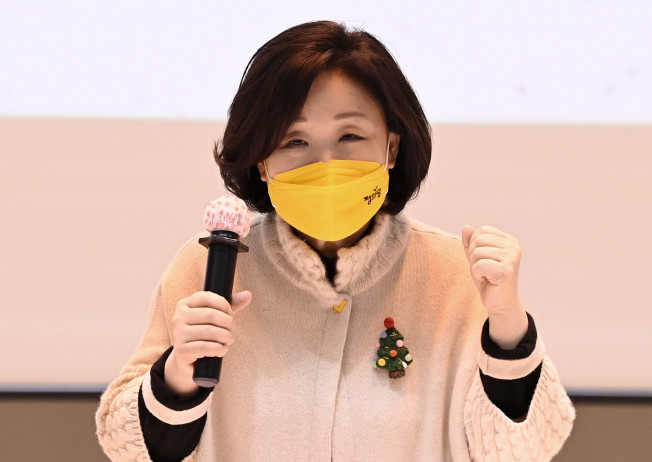 ▲정의당 심상정 대선 후보가 16일 오전 서울 동작구 스페이스살림에서 열린 '나라 바꾸는 여성' 선거대책본부 출범식에서 파이팅을 외치고 있다.  (연합뉴스)