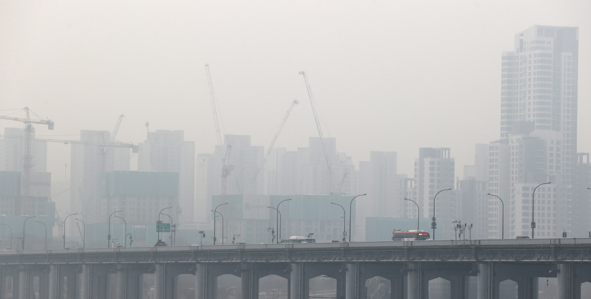 ▲중부지방 대기질이 ‘나쁨’ 수준을 보이며 수도권에 미세먼지 비상저감조치가 시행된 16일 오전 서울 강변북로에서 바라본 반포대교 너머가 뿌옇게 보인다. (연합뉴스)
