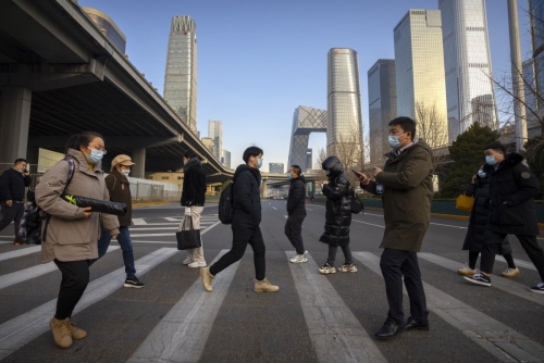 ▲중국 베이징에서 사람들이 15일 횡단보도를 건너고 있다. 베이징/AP연합뉴스
