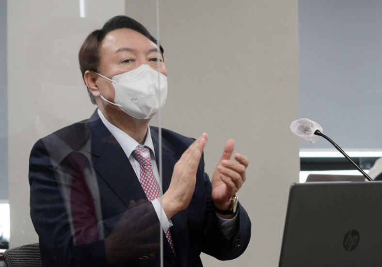 ▲국민의힘 윤석열 대선후보가 16일 오후 서울 용산구 대한의사협회에서 열린 코로나19 대응 문제점과 개선방안에 대한 화상 간담회에서 박수를 치고 있다.  (연합뉴스)