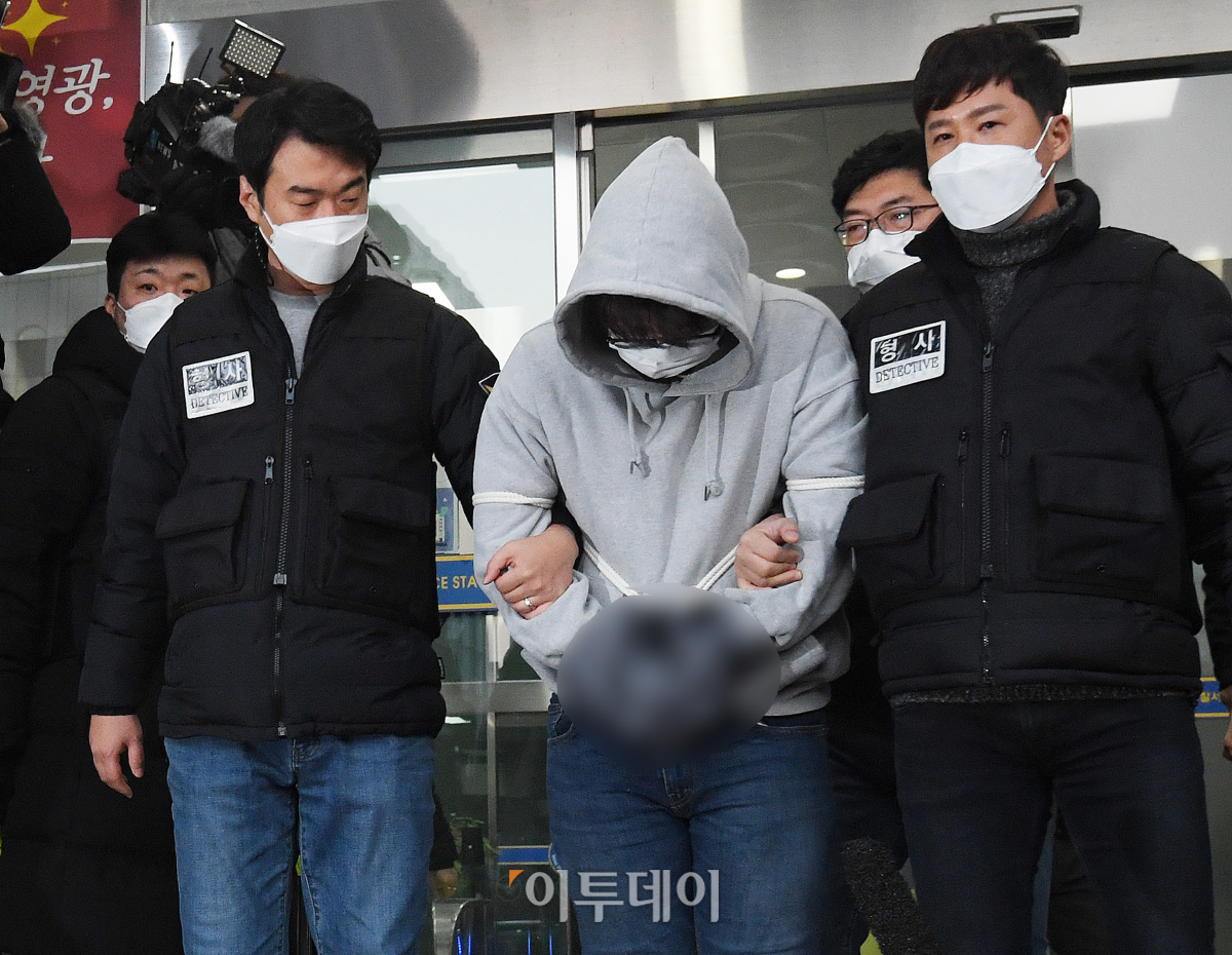 ▲전 여자친구의 집을 찾아가 가족에 흉기를 휘둘러 살해한 혐의로 구속된 이석준이 지난달 17일 오전 서울 송파구 송파경찰서에서 검찰로 송치되고 있다. (조현호 기자)