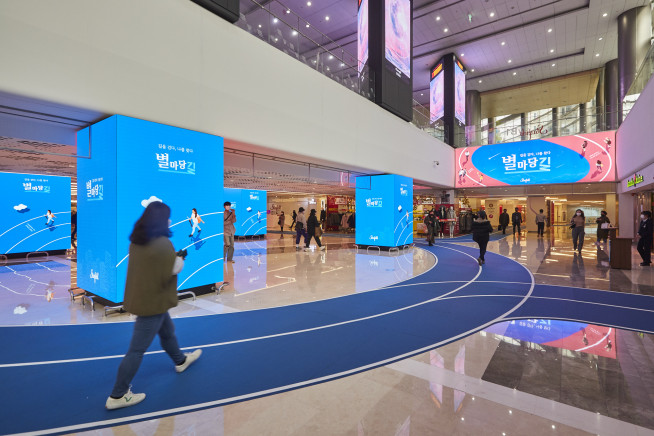 ▲스타필드 코엑스몰 ‘별마당길’은 계절이나 날씨와 관계없이 일상에서 언제나 쾌적하게 걸을 수 있는 도심 속 실내 산책 공간이다. 스타필드 코엑스몰을 찾은 고객이 ‘별마당길’을 걷고 있다(사진제공=신세계프라퍼티) (신세계프라퍼티)