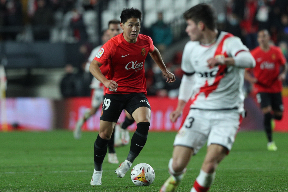 ▲11월 22일(현지시간) 스페인 프로축구 프리메라리가 14라운드 라요 바예카노 대 마요르카의 경기에서 마요르카의 이강인(왼쪽·20)이 드리블하고 있다.
