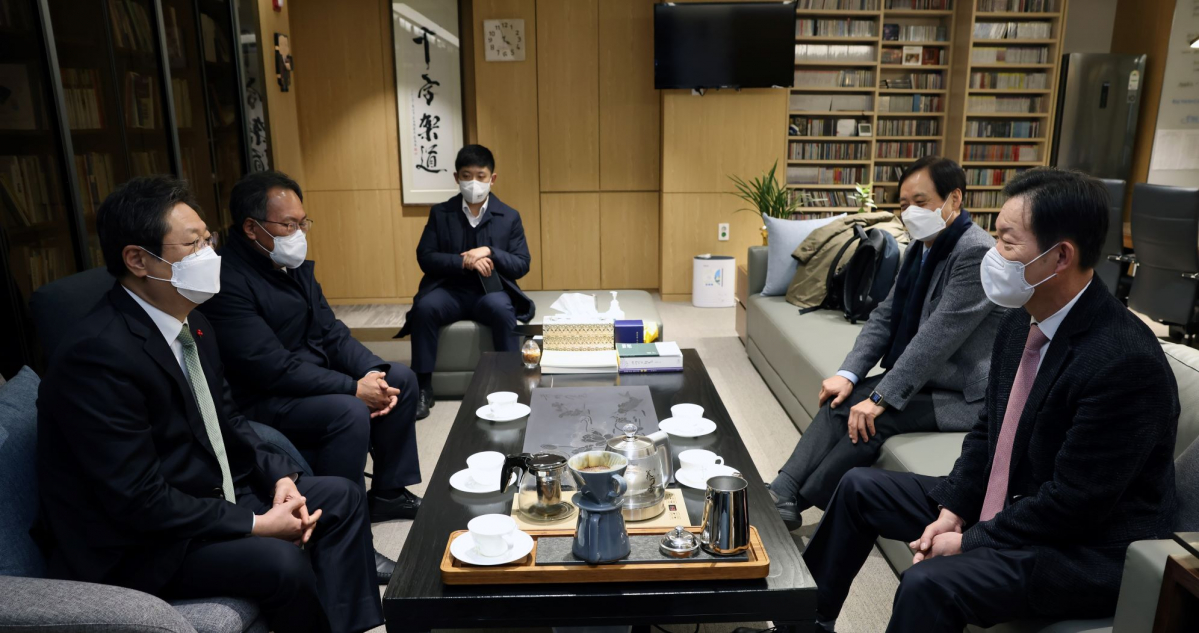 ▲황희 문화체육관광부 장관이 13일 서울 영등포구 도림교회를 방문해 코로나19 종교시설 방역현장 점검을 한 뒤 정명철 담임목사를 만나 방역상황에 대한 의견을 나누고 있다. (사진=문화체육관광부 제공) (뉴시스)