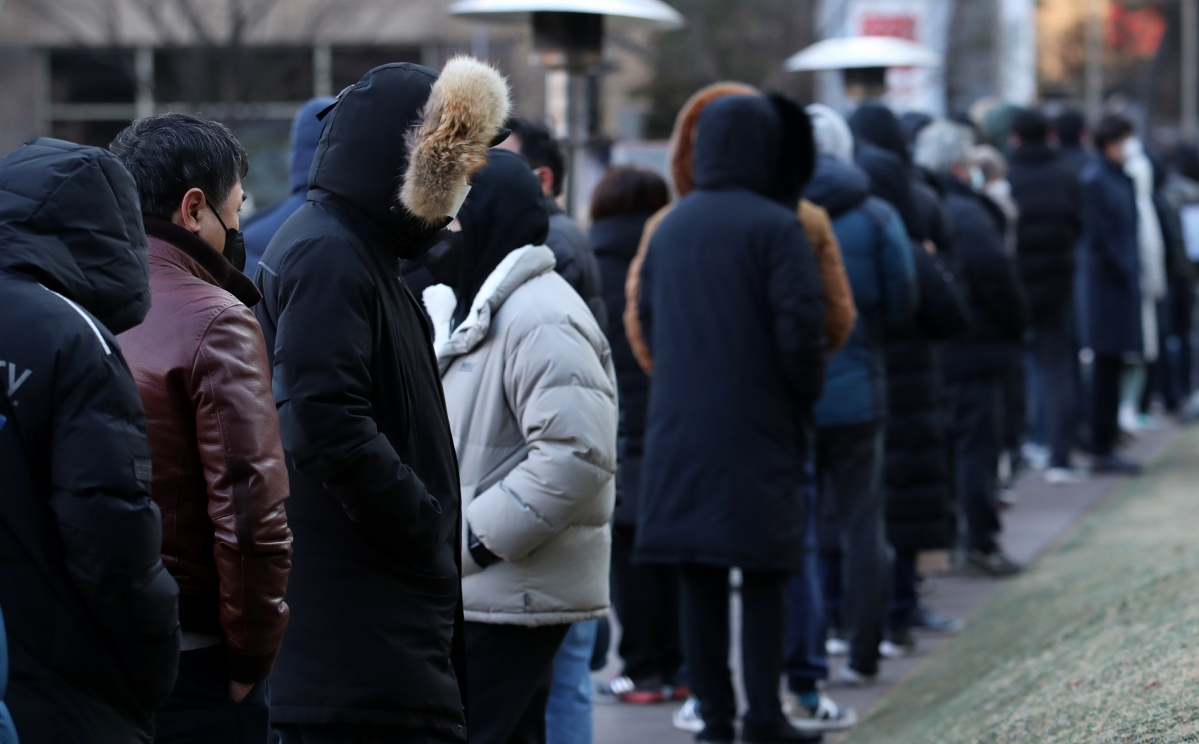 ▲17일 오후 서울 송파구 보건소에 마련된 코로나19 선별진료소에서 시민들이 검사를 받기 위해 줄을 서고 있다. (뉴시스)