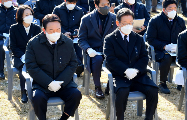 ▲더불어민주당 이재명 대선후보와 국민의힘 윤석열 대선후보가 19일 서울 용산구 효창공원에서 엄수된 매헌 윤봉길 의사 순국 89주기 추모식에서 황기철 국가보훈처장의 추모사를 듣고 있다. (연합뉴스)