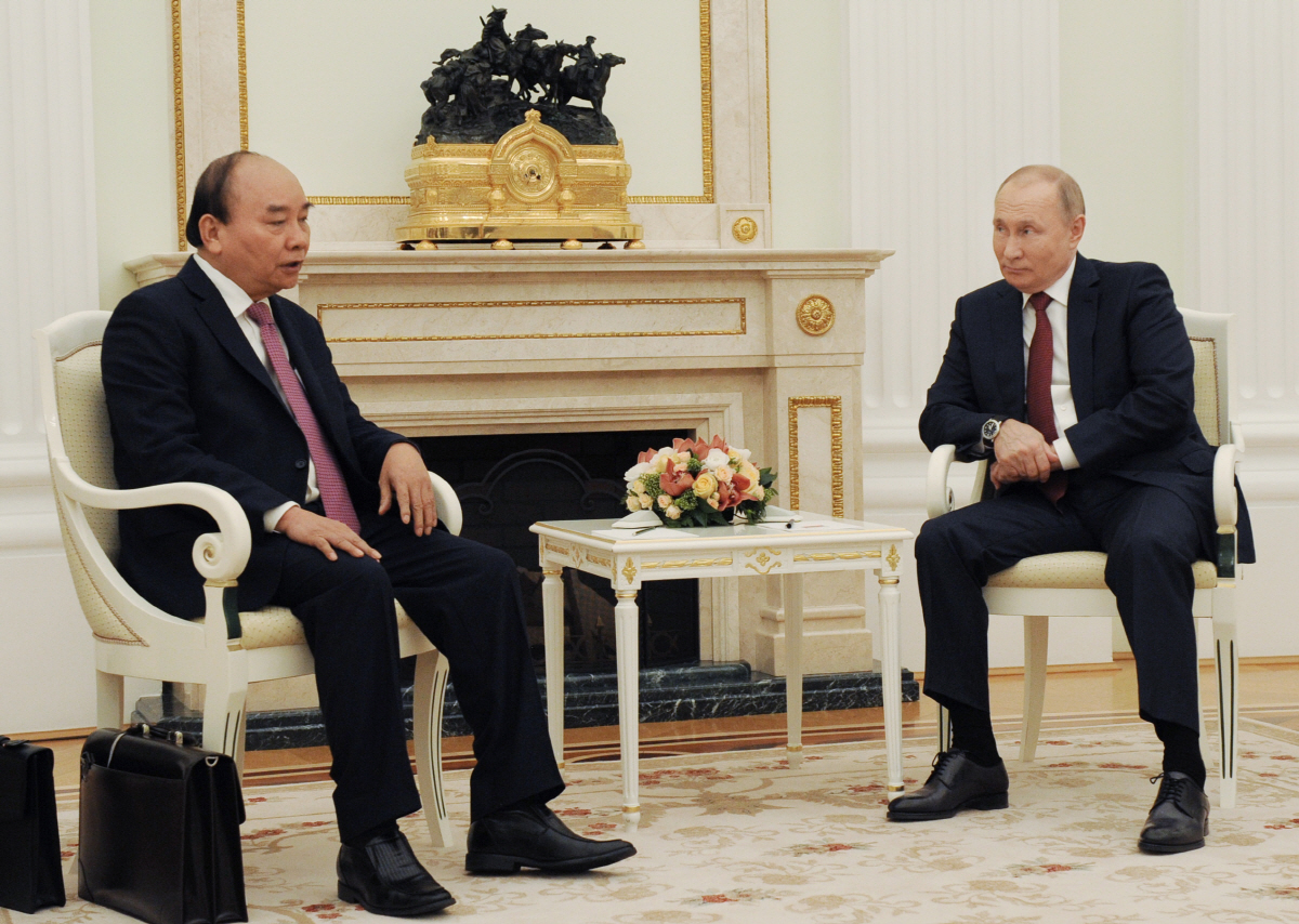 ▲응우옌 쑤언 푹(왼쪽) 베트남 국가주석이 11월 30일 모스크바 크렘린궁에서 블라디미르 푸틴 러시아 대통령과 정상회담을 하고 있다. 모스크바/EPA연합뉴스