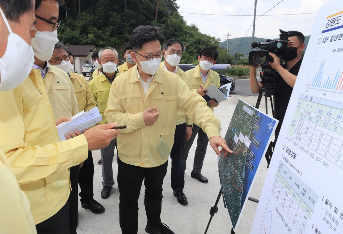 ▲김현수 농림축산식품부 장관이 강원도 홍천군 화촌면에 설치된 광역울타리를 찾아 멧돼지 아프리카돼지열병(ASF) 방역 실태를 점검하고 있다.  (사진제공=농림축산식품부)