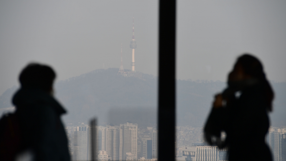 ▲수도권에 올 겨울 처음으로 미세먼지 비상저감조치가 내려진 16일 서울 여의도 63 스퀘어 전망대에서 바라 본 도심이 미세먼지로 뿌옇다. 고이란 기자 photoeran@  (이투데이DB)