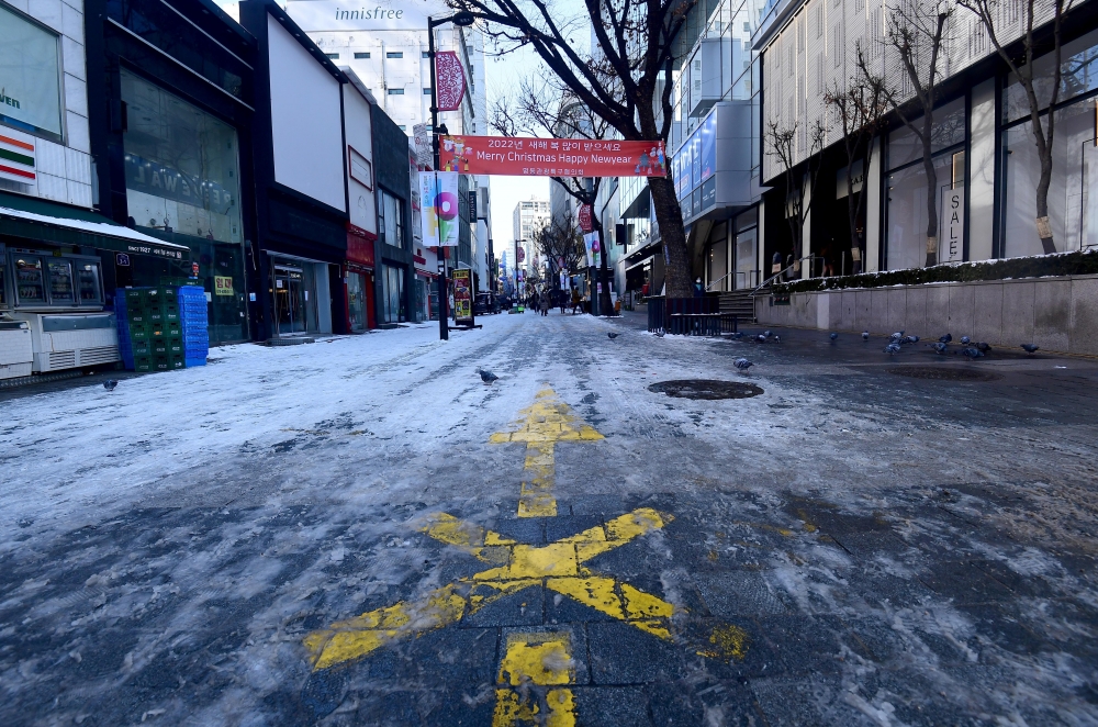 ▲강화된 사회적 거리두기 조치 시행으로 ‘연말 특수’를 기대했던 자영업자들의 한숨이 깊어지고 있다. 거리두기 시행 후 첫 주말인 19일 서울 명동 거리가 썰렁하다. 신태현 기자 holjjak@ (이투데이DB)