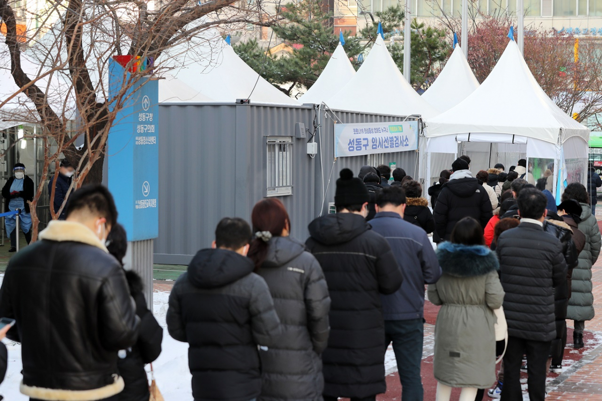 ▲20일 오전 서울 성동구청 앞에 마련된 임시선별검사소에서 시민들이 검사를 받기 위해 대기하고 있다. (뉴시스)