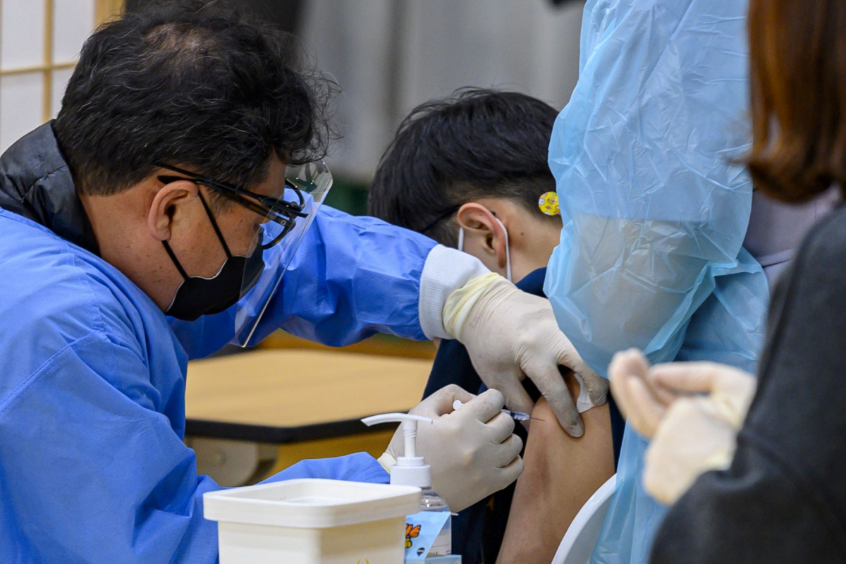 ▲16일 오후 광주 광산구 모 중학교 강당에서 방역당국이 '찾아가는 학교단위 백신접종'을 하고 있다.  (뉴시스)