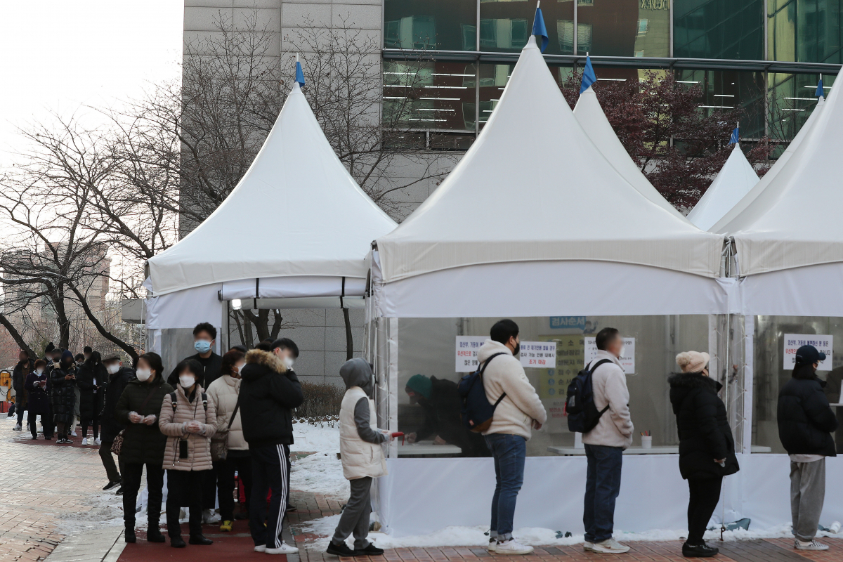 ▲코로나19 신규 확진자가 5318명으로 집계된 20일 오전 서울 성동구청 앞에 마련된 임시선별검사소에서 시민들이 검사를 받기 위해 대기하고 있다. (뉴시스)
