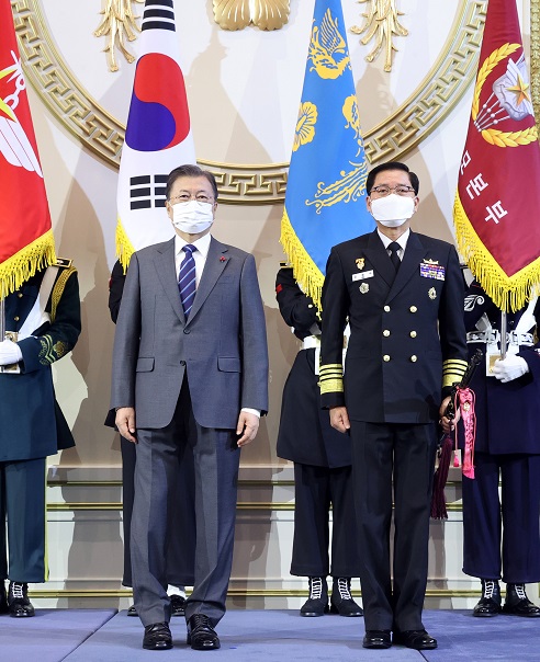 ▲<YONHAP PHOTO-2525> 해군 참모총장과 기념촬영하는 문재인 대통령    (서울=연합뉴스) 안정원 기자 = 문재인 대통령이 20일 청와대 영빈관에서 열린 장성 진급·보직 신고 및 수치 수여식에서 김정수 해군참모총장의 삼정검에 수치를 달아준 뒤 기념촬영을 하고 있다.  삼정검의 '삼정'은 육·해·공군이 일치하여 호국·통일·번영의 3가지 정신 달성을 의미하며 수치는 끈으로 된 깃발로 장성의 보직과 이름, 임명 날짜, 수여 당시 대통령 이름이 수놓아져 있다. 2021.12.20    jeong@yna.co.kr/2021-12-20 13:50:58/<저작권자 ⓒ 1980-2021 ㈜연합뉴스. 무단 전재 재배포 금지.>