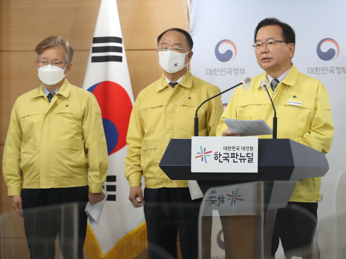 ▲김부겸 국무총리가 17일서울 종로구 정부서울청사에서 방역강화 조치 시행에 따른 소상공인·자영업자 지원방안 브리핑을 하고 있는 가운데, 권칠승 중소벤처기업부장관(왼쪽)과 홍남기 경제부총리 및 기획재정부 장관이 서있다. (뉴시스)