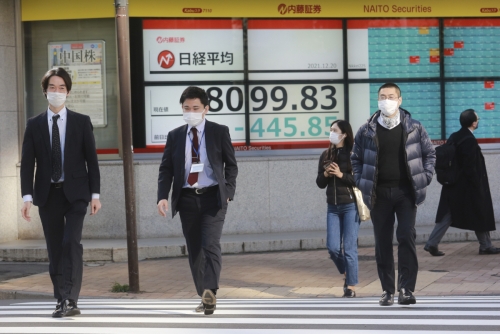 ▲일본 도쿄 거리를 20일 사람들이 걷고 있다. 도쿄/AP연합뉴스 

