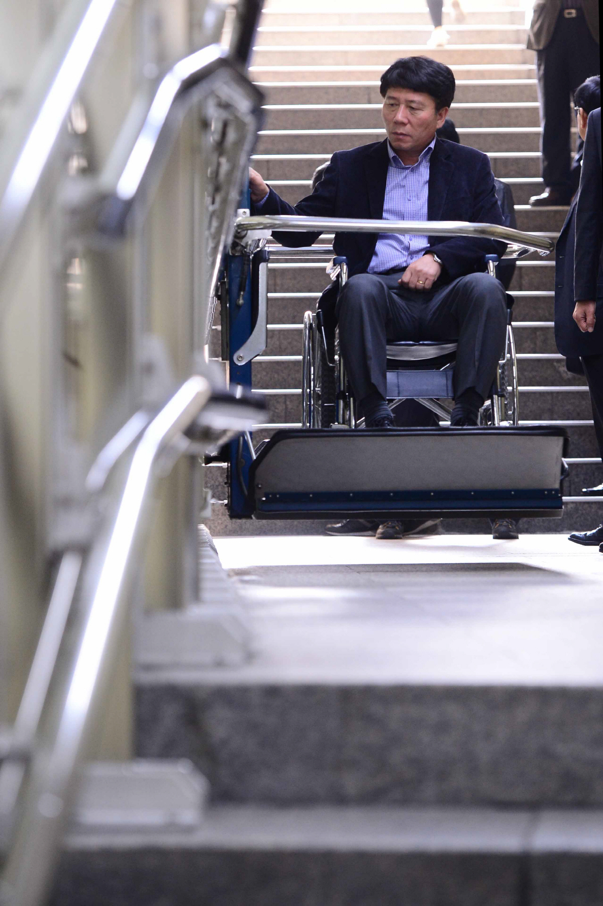 ▲【서울=뉴시스】전신 기자 = 2014년 김태호 당시 서울도시철도공사 사장이 휠체어리프트 이동체험을 하는 모습. (뉴시스)
