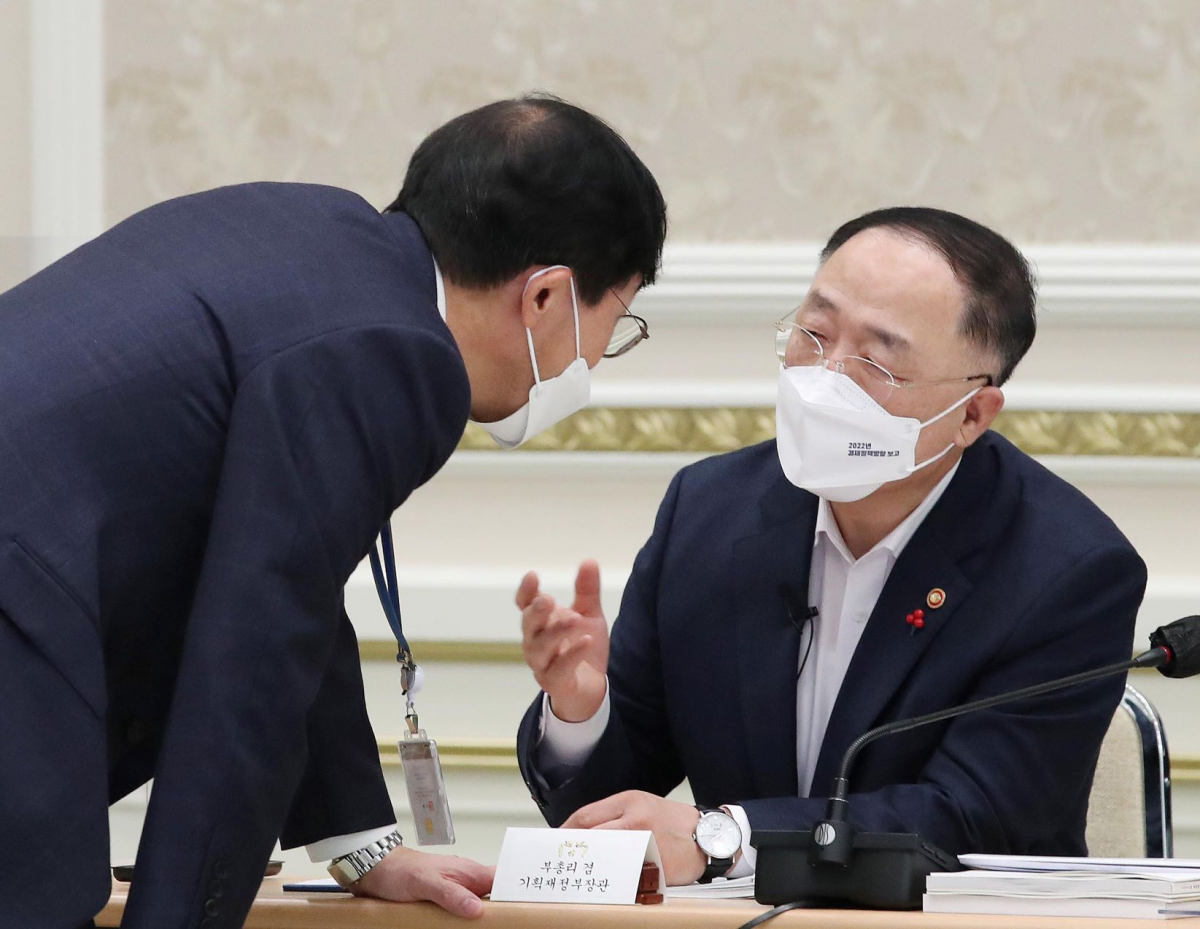 ▲ 홍남기 경제부총리 겸 기획재정부 장관과 이호승 청와대 정책실장이 20일 청와대 영빈관에서 열린 ‘2022년도 경제정책방향’ 보고 확대 국민경제자문회의 시작에 앞서 대화하고 있다.  (뉴시스)