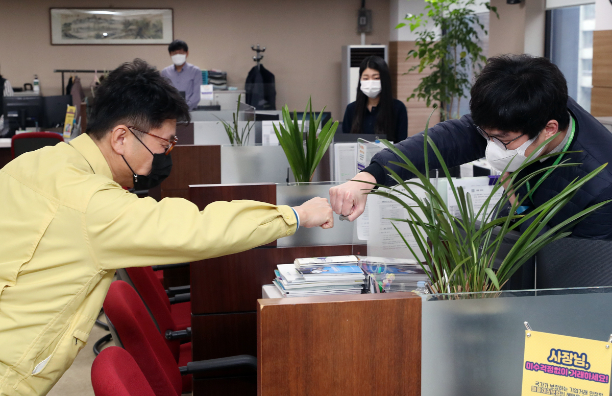 ▲도규상 금융위원회 부위원장이 21일 오전 서울 중구 신용보증기금 남대문지점을 방문해 금융권 방역 이행상황을 점검했다. (사진제공=금융위)