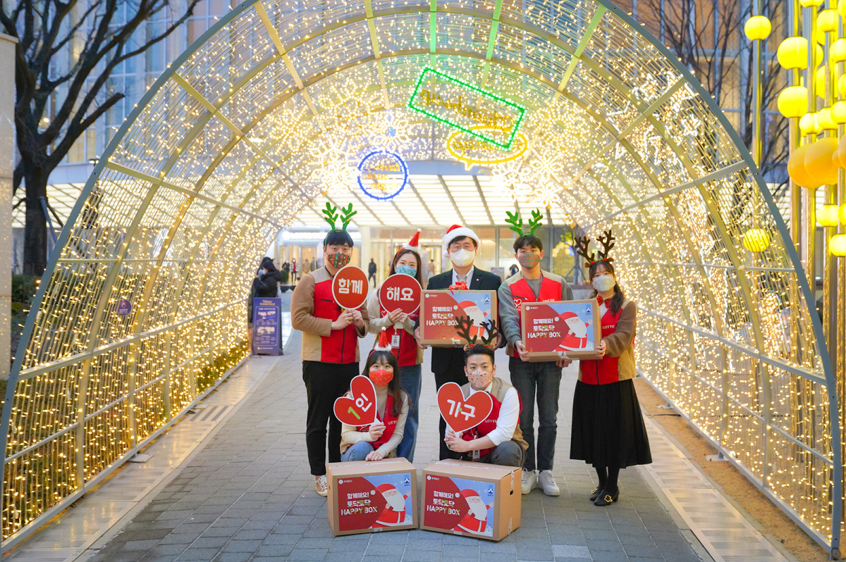 ▲롯데물산은 21~22일 양일간 송파구 여성, 청년, 중장년 대상 1인가구 200세대에게 생필품 25종이 담긴 해피박스를 전달한다.  (사진제공=롯데물산)