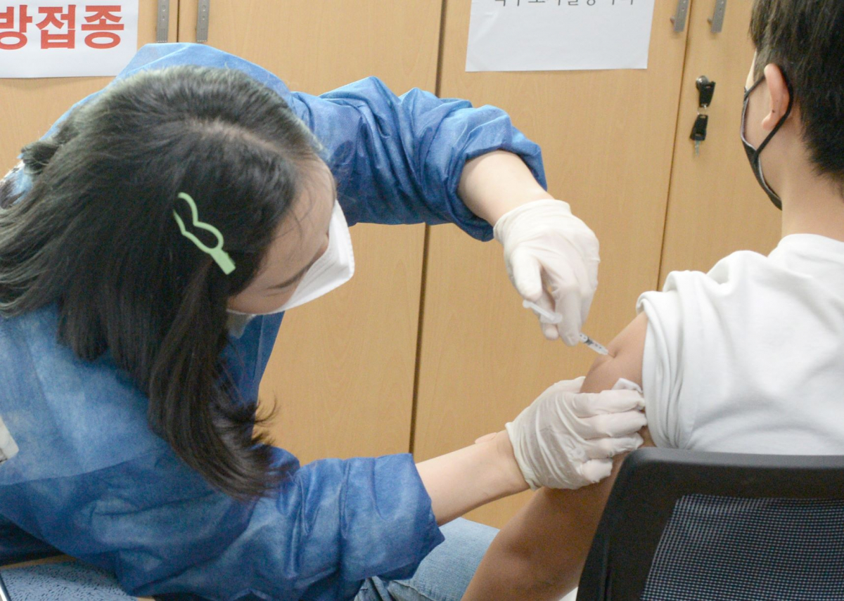 ▲ 20일 오후 울산 북구 고헌초등학교에서 6학년 한 학생이 화이자 백신 접종을 하고 있다.  (뉴시스)