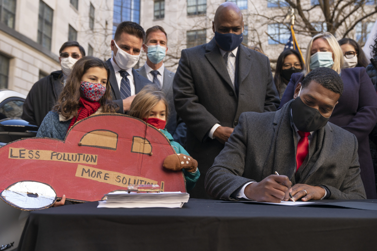 ▲마이클 리건 미국 환경보호청(EPA) 청장이 20일(현지시간) EPA 본부에서 연방 온실가스 배출기준 규정에 서명하고 있다. 워싱턴D.C./AP연합뉴스