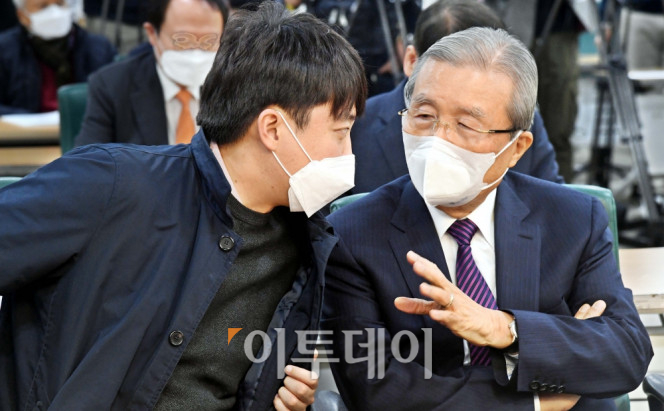 ▲16일 국회의원회관에서 열린 "위드 코로나 긴급 점검 전문가에게 듣는다 무엇이 진짜 문제인가? "토론회에참석한 김종인 국민의힘 총괄선대위원장과 이준석 당대표가 얘기를 나누고 있다. 신태현 기자 holjjak@ (이투데이DB)