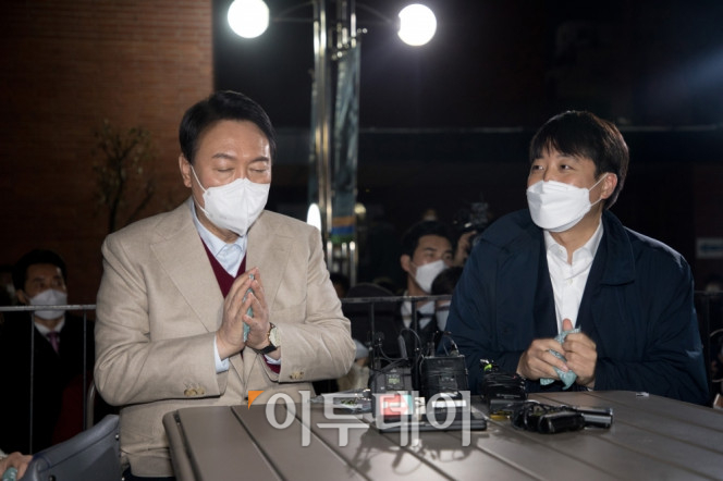 ▲8일 오후 국민의힘 윤석열 대선 후보가 대학로 마로니에 공원에서의 거리인사 및 셀카찍기를 마치고 한 카페에서 이준석 공동상임선대위원장과 청년들과 차담회를 하고 있다. 신태현 기자 holjjak@ (이투데이DB)