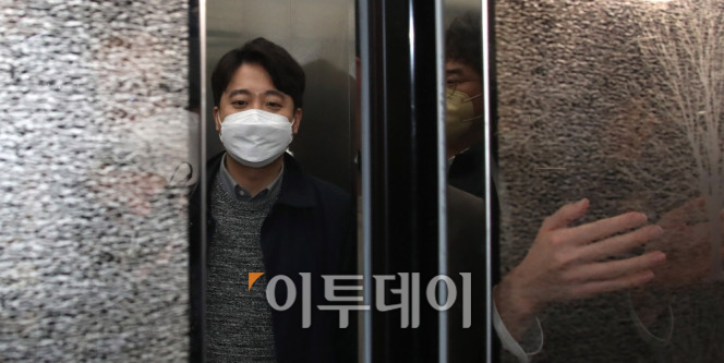 ▲이준석 국민의힘 대표겸 상임선대위원장이 21일 오후 국회에서 상임선대위원장직 사퇴 입장을 밝힌 뒤 나서고 있다. 이 대표는 "선대위에서 모든 직책을 내려 놓겠다. 미련없다"고 밝히며 상임선대위원장직을 사퇴했다. 신태현 기자 holjjak@ (이투데이DB)