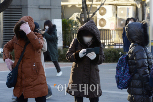 ▲(조현호 기자 hyunho@) 아침 최저기온이 영하 7도까지 떨어지며 올겨울 최저기온을 보인 13일 서울 영등포구 여의도역에서 시민들이 통근버스를 기다리고 있다.
