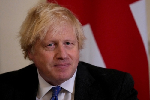 ▲보리스 존슨 영국 총리가 16일(현지시간) 런던 총리실 관저에서 포즈를 취하고 있다. 런던/로이터연합뉴스
