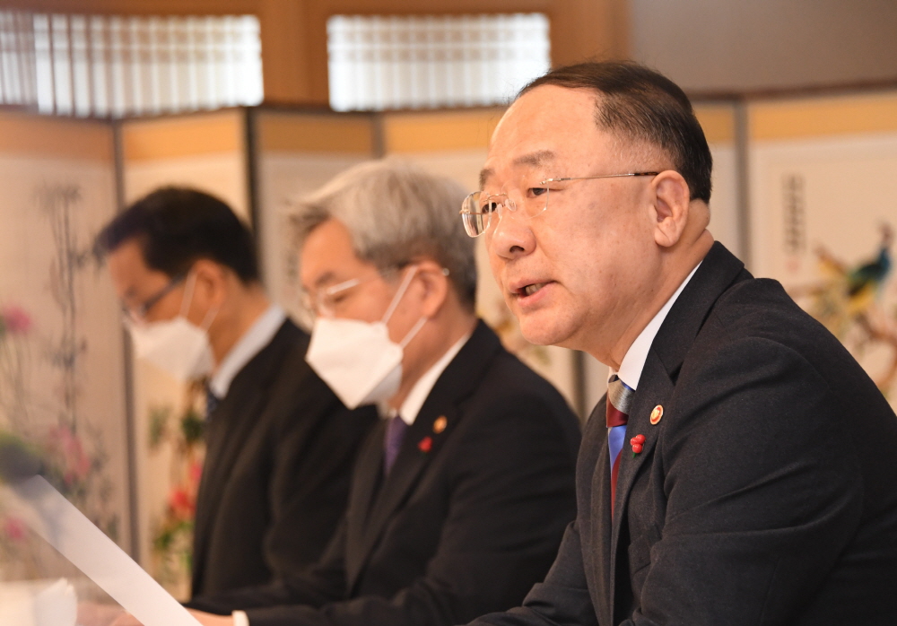 ▲홍남기 경제부총리 겸 기획재정부 장관이 12월 22일 서울 광화문 정부서울청사에서 열린 '제35차 부동산시장 점검 관계장관회의'를 주재, 모두발언을 하고 있다. (사진제공=기획재정부)